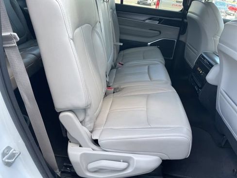 Used 2025 Jeep Wagoneer L 4WD image 18