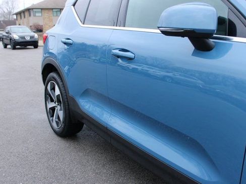 Used 2025 Volvo XC40 B5 Plus image 50
