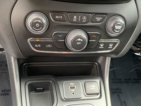 Used 2021 Jeep Cherokee Latitude image 21