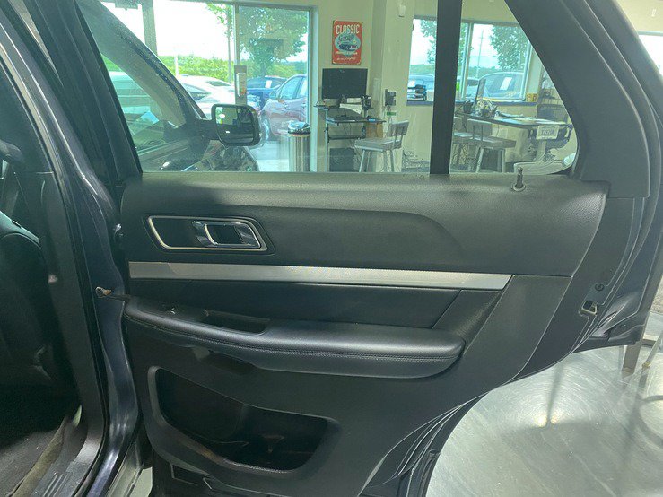 Used 2017 Ford Explorer XLT w/ Equipment Group 202A AWD/4WD image 18