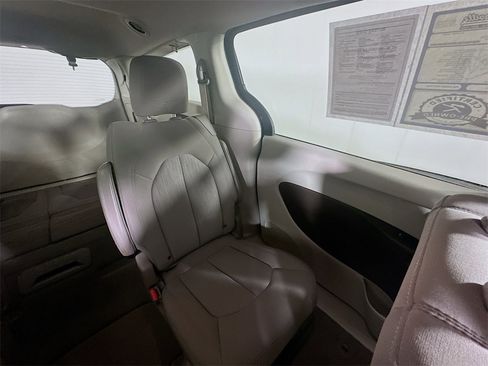 Used 2020 Chrysler Voyager LX image 14
