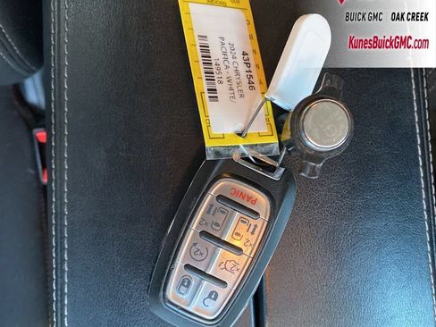 Used 2024 Chrysler Pacifica Touring-L FWD image 39