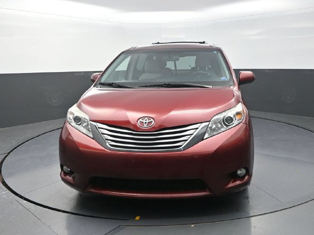 Used 2017 Toyota Sienna XLE w/ Outdoor Package FWD image 4