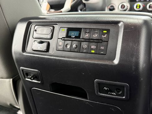 Used 2017 Toyota Sequoia Platinum AWD/4WD image 30