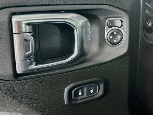 Used 2025 Jeep Wrangler Unlimited Rubicon AWD/4WD image 15
