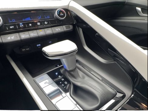 Used 2025 Hyundai Elantra Limited FWD image 30