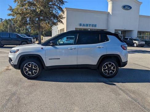 Used 2024 Jeep Compass Trailhawk image 6