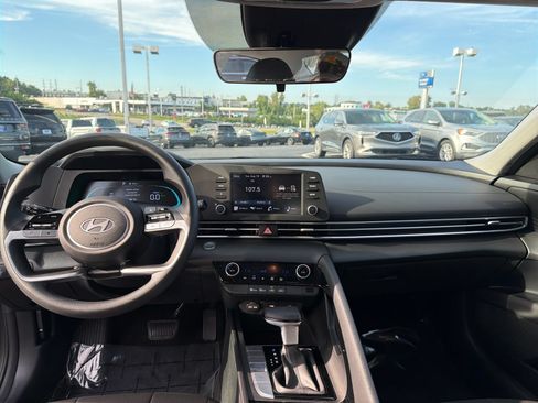 Used 2026 Hyundai Elantra Hybrid FWD image 13