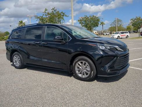 Certified 2025 Toyota Sienna XLE image 1