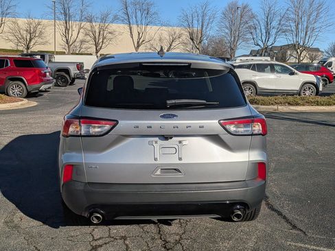 Used 2022 Ford Escape SE w/ SE Sport Appearance Package image 8