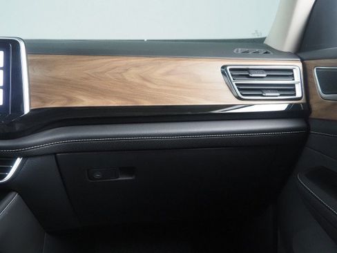 Used 2025 Volkswagen Atlas SE w/ Panoramic Sunroof Package FWD image 36