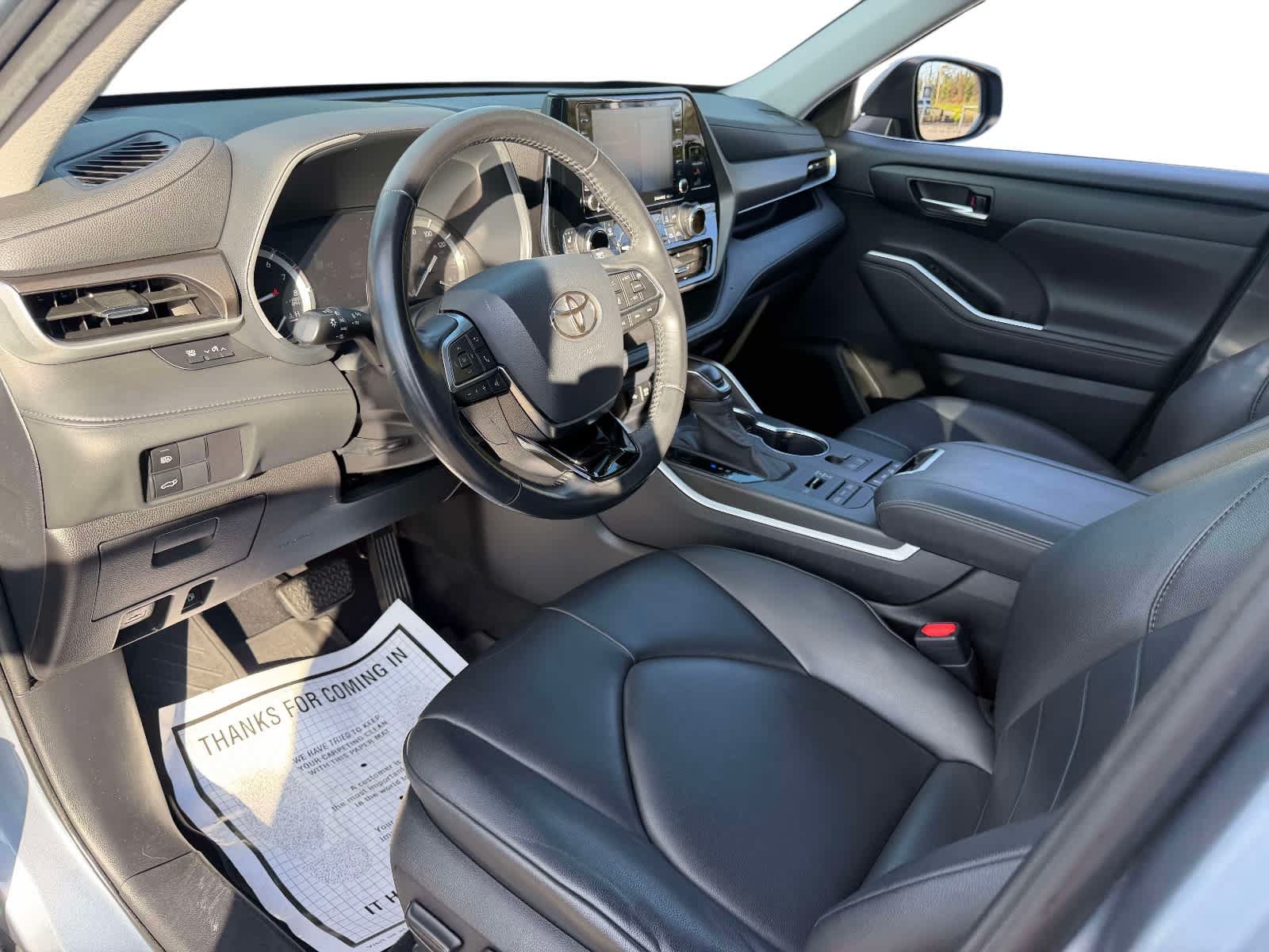 Used 2020 Toyota Highlander XLE AWD/4WD image 14