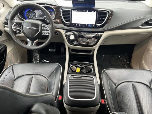 Used 2023 Chrysler Pacifica Limited image 5