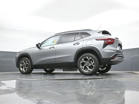 Used 2025 Chevrolet Trax LT w/ LT Convenience Package image 38