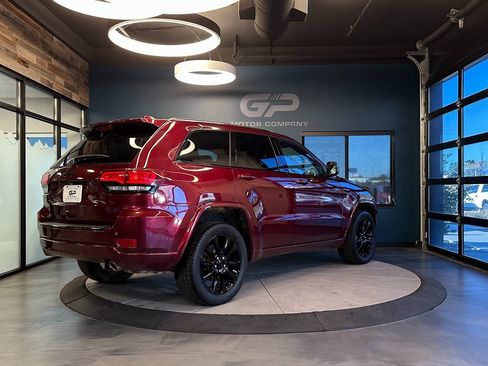 Used 2018 Jeep Grand Cherokee Altitude image 3