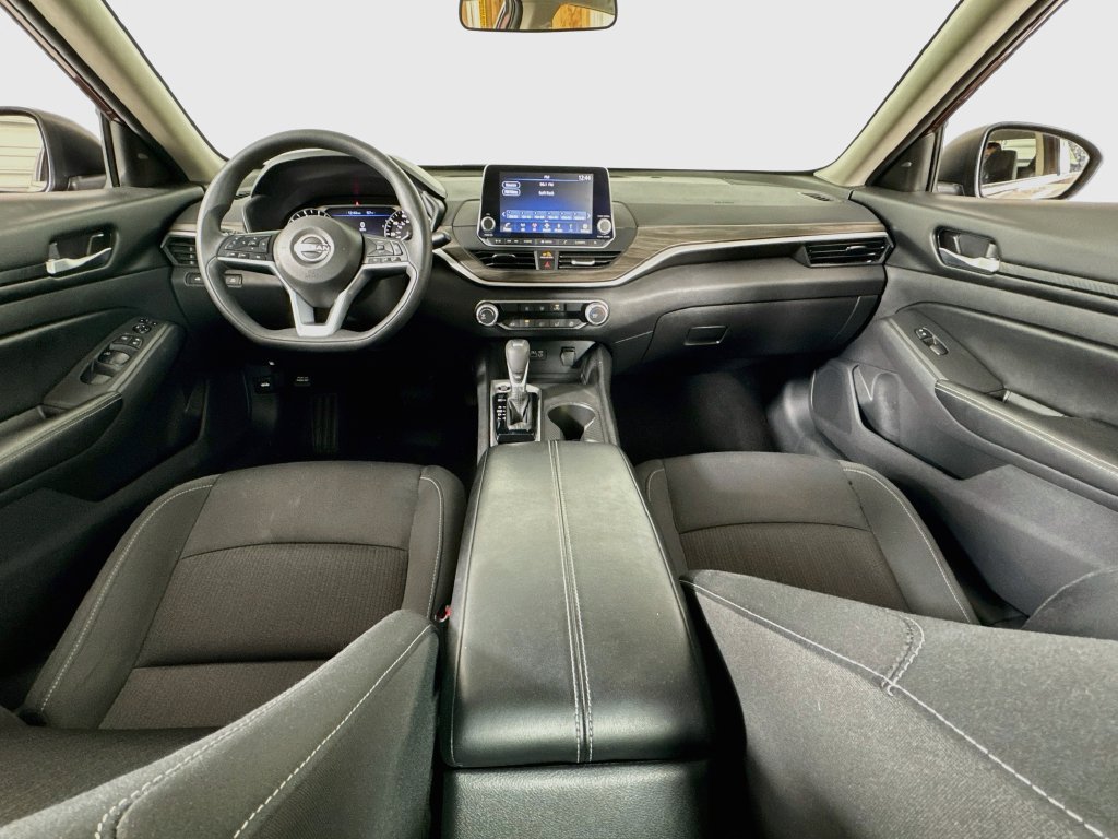Used 2025 Nissan Altima 2.5 SV FWD image 25