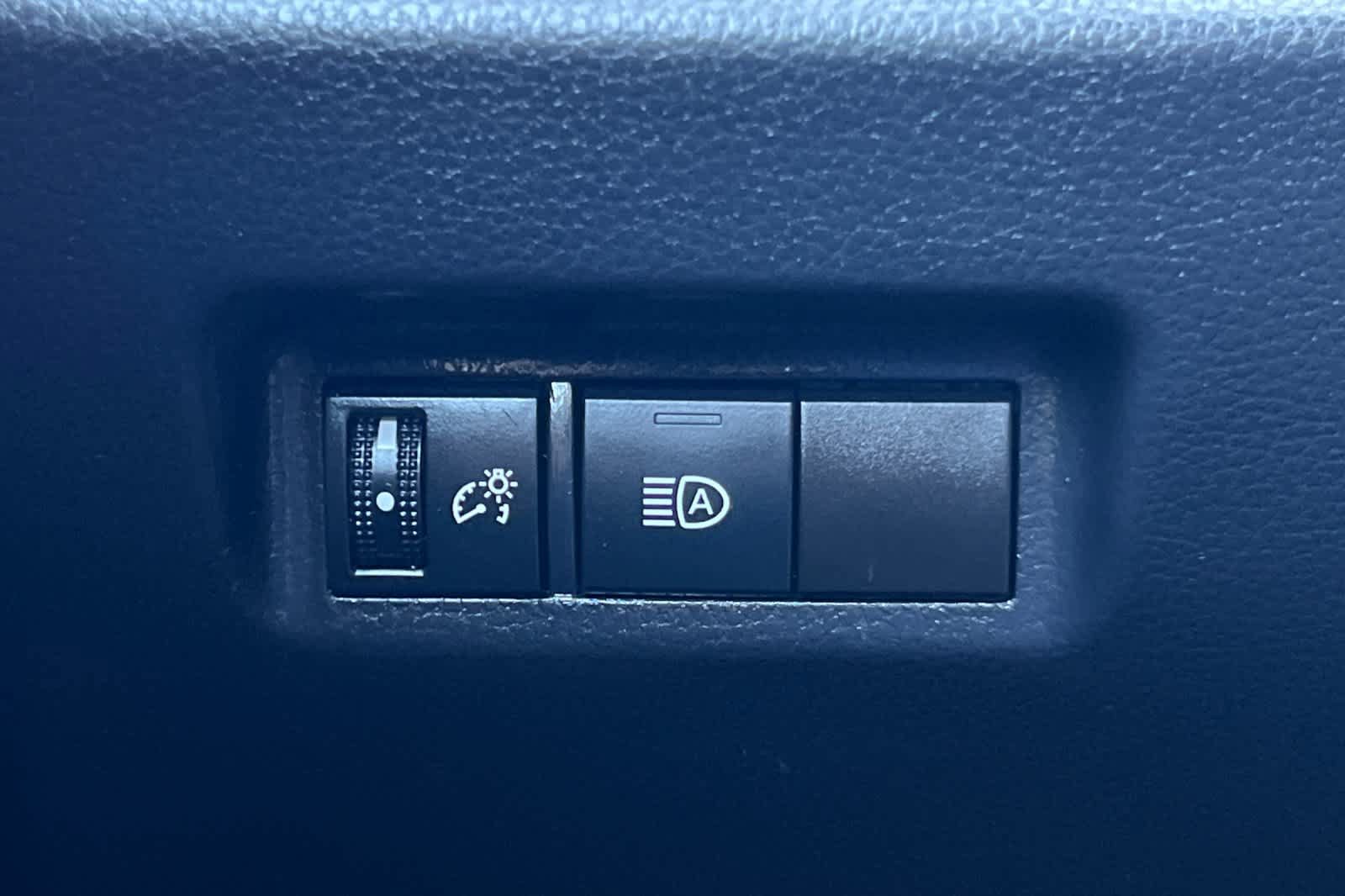 Used 2023 Toyota RAV4 LE AWD/4WD image 29