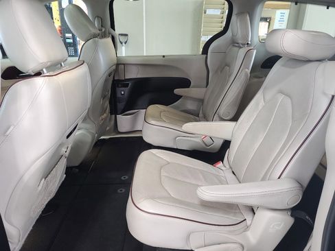 Used 2020 Chrysler Pacifica Limited image 8