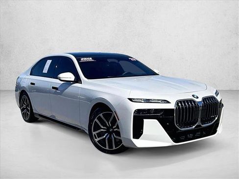 Used 2023 BMW 740i w/ Executive Package image 11