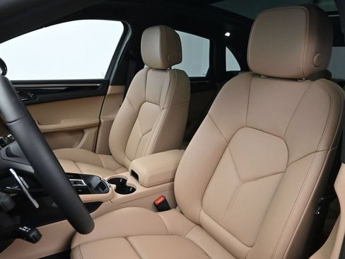 Certified 2026 Porsche Macan AWD/4WD image 5