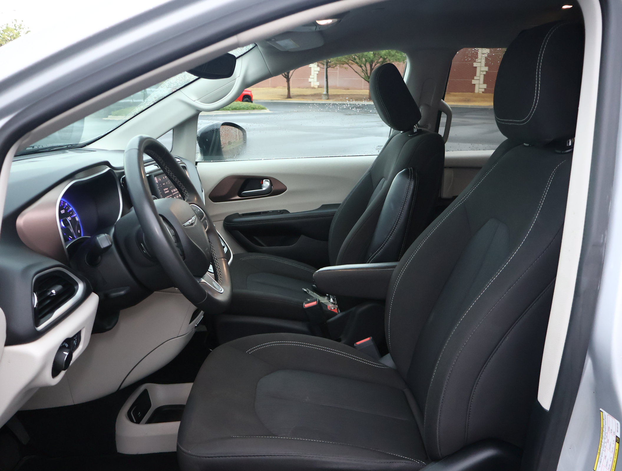 Used 2024 Chrysler Voyager LX FWD image 10