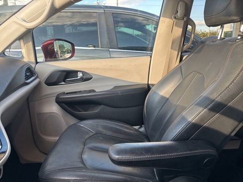 Used 2020 Chrysler Pacifica Touring-L w/ Premium Audio Group image 9