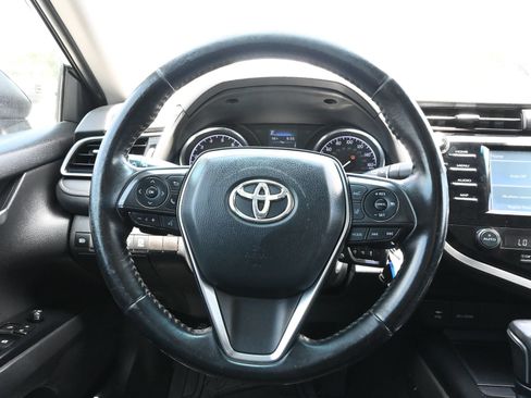 Used 2019 Toyota Camry SE FWD image 6