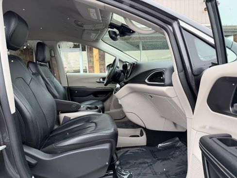 Used 2022 Chrysler Pacifica Touring-L image 24