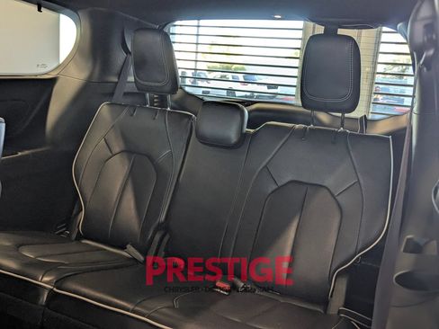 Used 2025 Chrysler Pacifica Limited FWD image 32