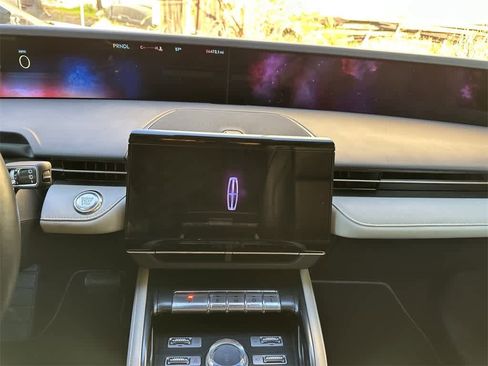 Used 2024 Lincoln Nautilus Reserve image 15