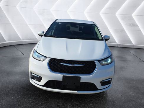Used 2023 Chrysler Pacifica Touring-L FWD image 2