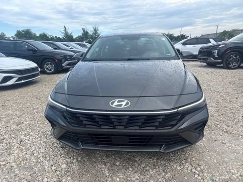 Used 2025 Hyundai Elantra SEL FWD image 2