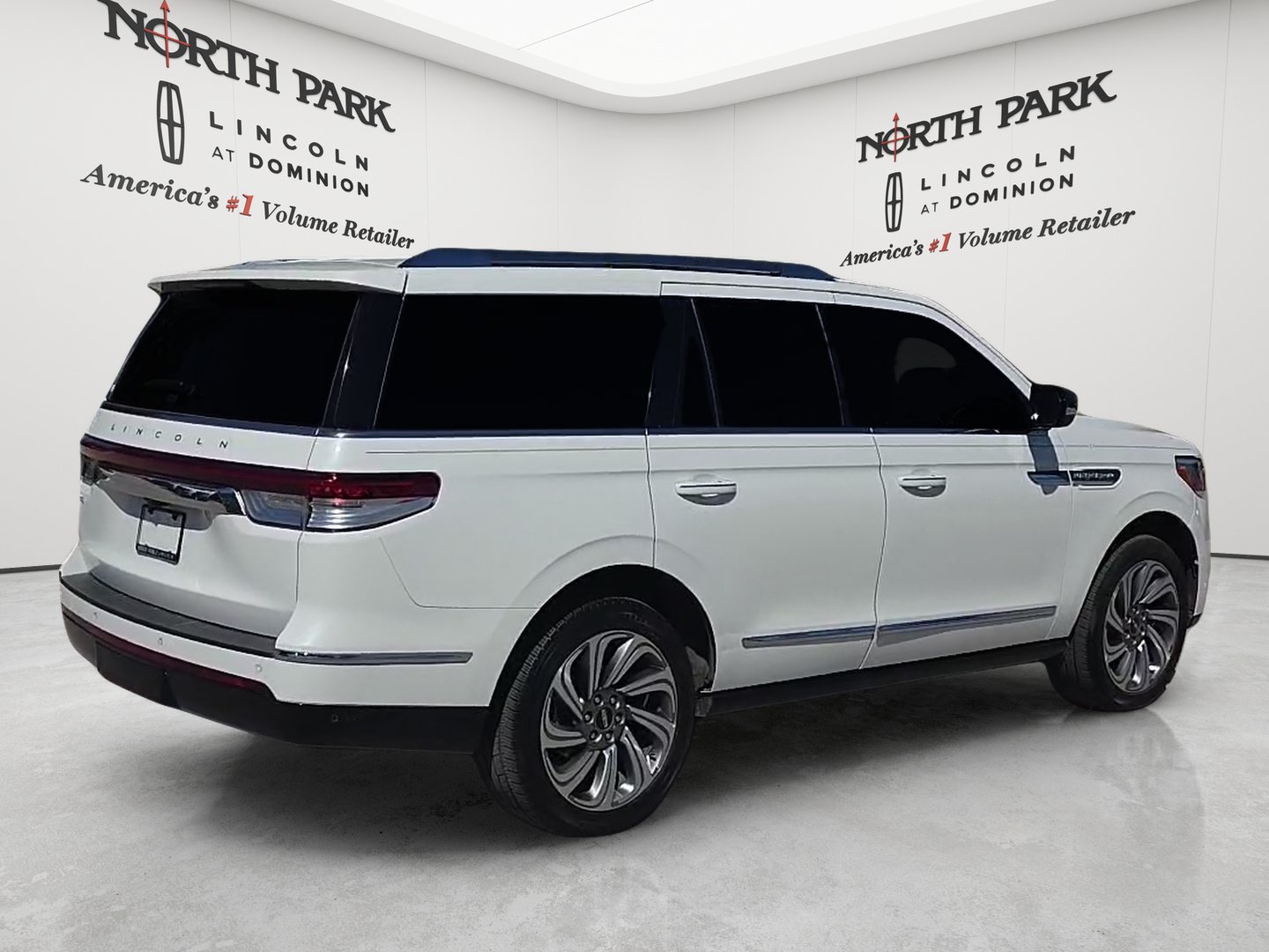 Used 2024 Lincoln Navigator Premiere AWD/4WD image 5