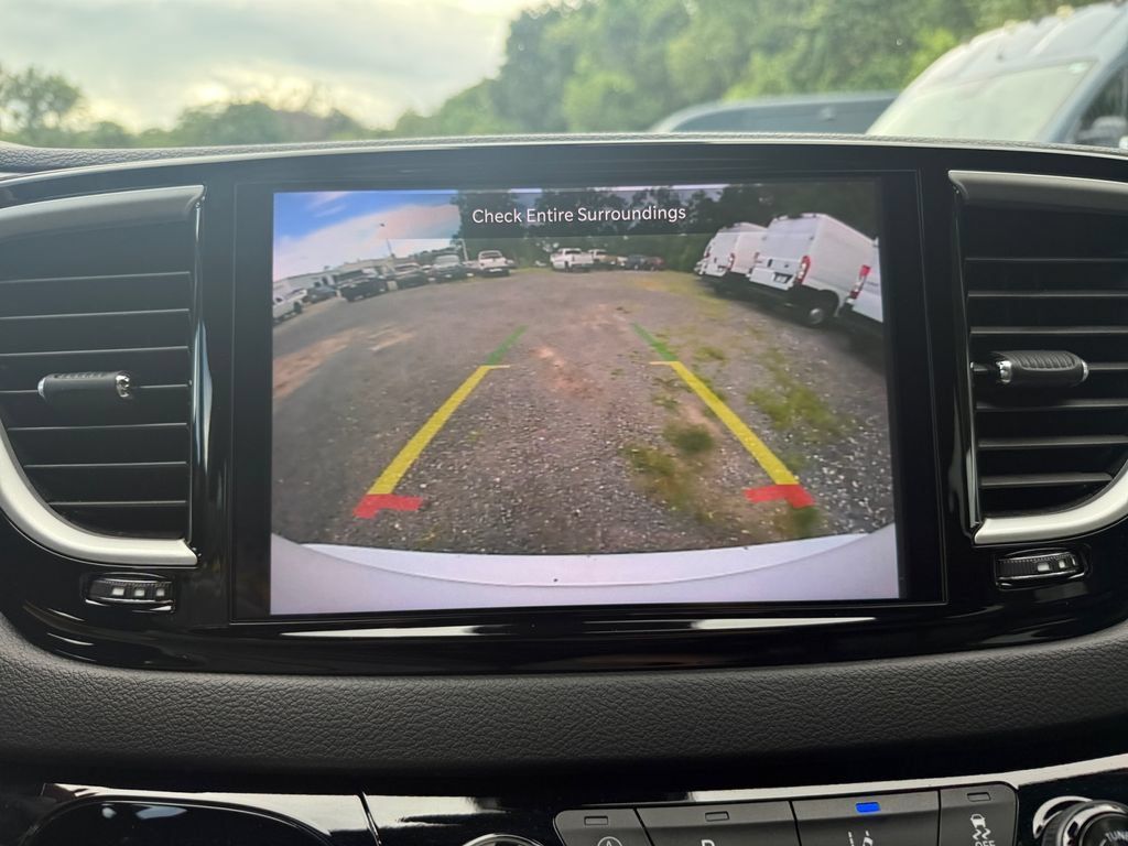 Used 2025 Chrysler Pacifica Select FWD image 32
