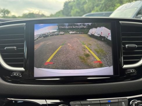 Used 2025 Chrysler Pacifica Select FWD image 32