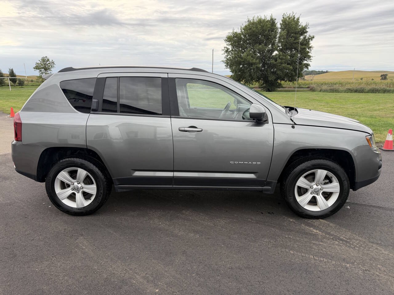 Used 2014 Jeep Compass Latitude AWD/4WD image 6