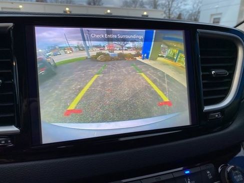 Used 2024 Chrysler Pacifica Touring-L image 27