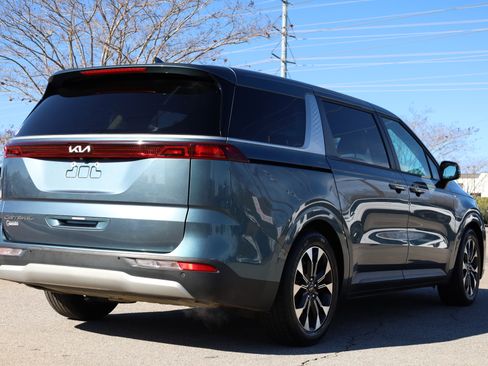Used 2022 Kia Carnival EX image 5