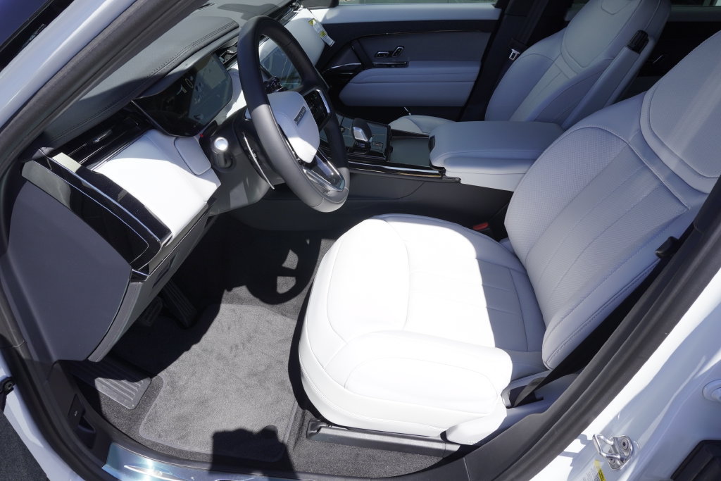 New 2026 Land Rover Range Rover Sport SE AWD/4WD image 19