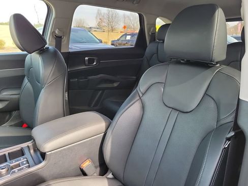 Certified 2025 Kia Sorento EX AWD/4WD image 17