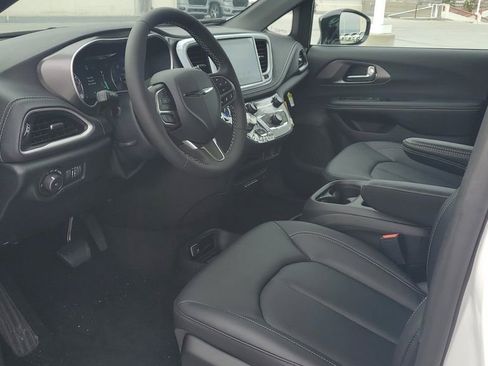 New 2026 Chrysler Pacifica Select image 18