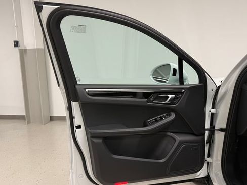 Certified 2026 Porsche Macan AWD/4WD image 29