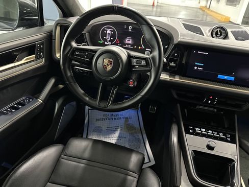 Used 2024 Porsche Cayenne Turbo GT AWD/4WD image 9