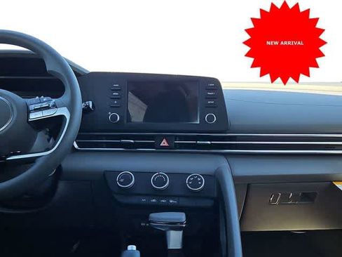Used 2025 Hyundai Elantra SE image 19