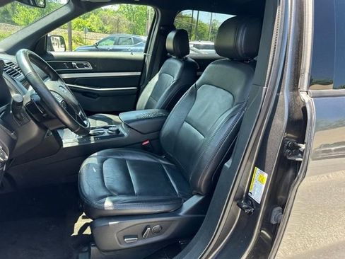 Used 2017 Ford Explorer XLT w/ Equipment Group 202A AWD/4WD image 10