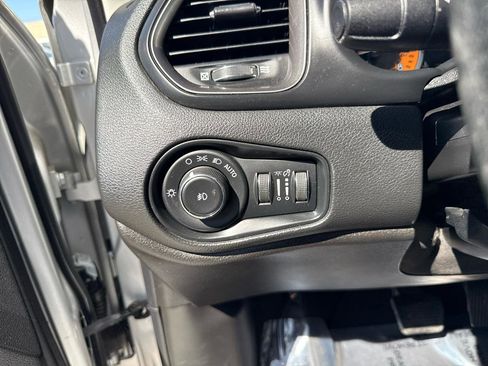 Used 2018 Jeep Renegade Limited w/ UConnect 8.4 Nav Group image 23