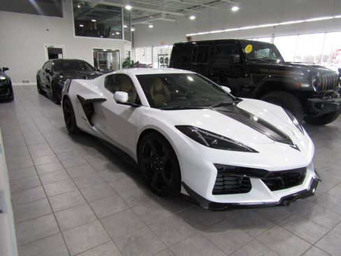 Used 2024 Chevrolet Corvette Z06 w/ Z07 Performance Package image 3