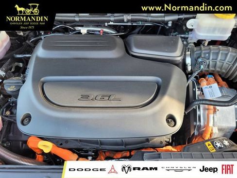 Used 2024 Chrysler Pacifica Limited FWD image 20
