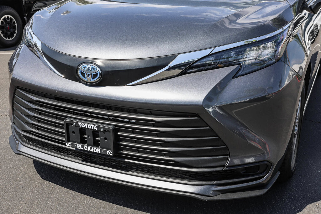 Certified 2025 Toyota Sienna LE FWD image 21