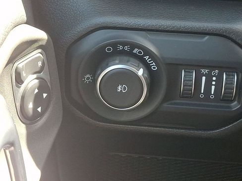 Used 2018 Jeep Wrangler Unlimited Sahara AWD/4WD image 28